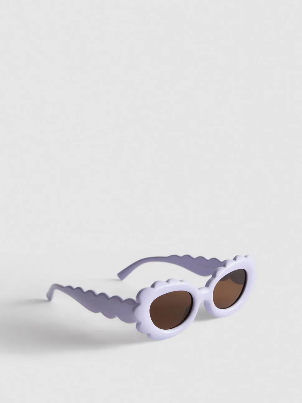 Sonnenbrille mit blumenförmiger Fassung