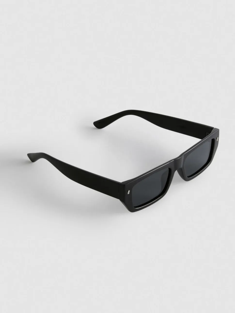 Sonnenbrille mit schmalen, rechteckigen Gläsern