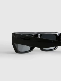 Sonnenbrille mit schmalen, rechteckigen Gläsern