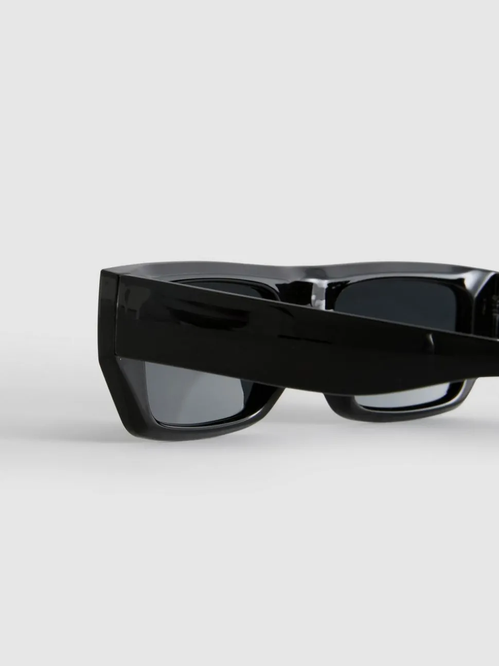 Sonnenbrille mit schmalen, rechteckigen Gläsern