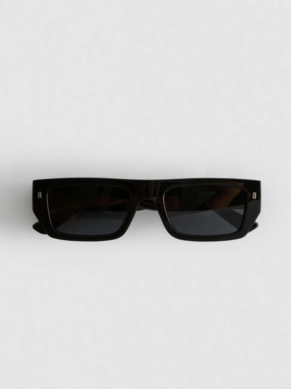 Sonnenbrille mit schmalen, rechteckigen Gläsern