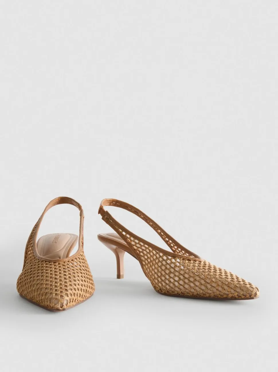 Spitze Pumps aus gewebtem Netzstoff