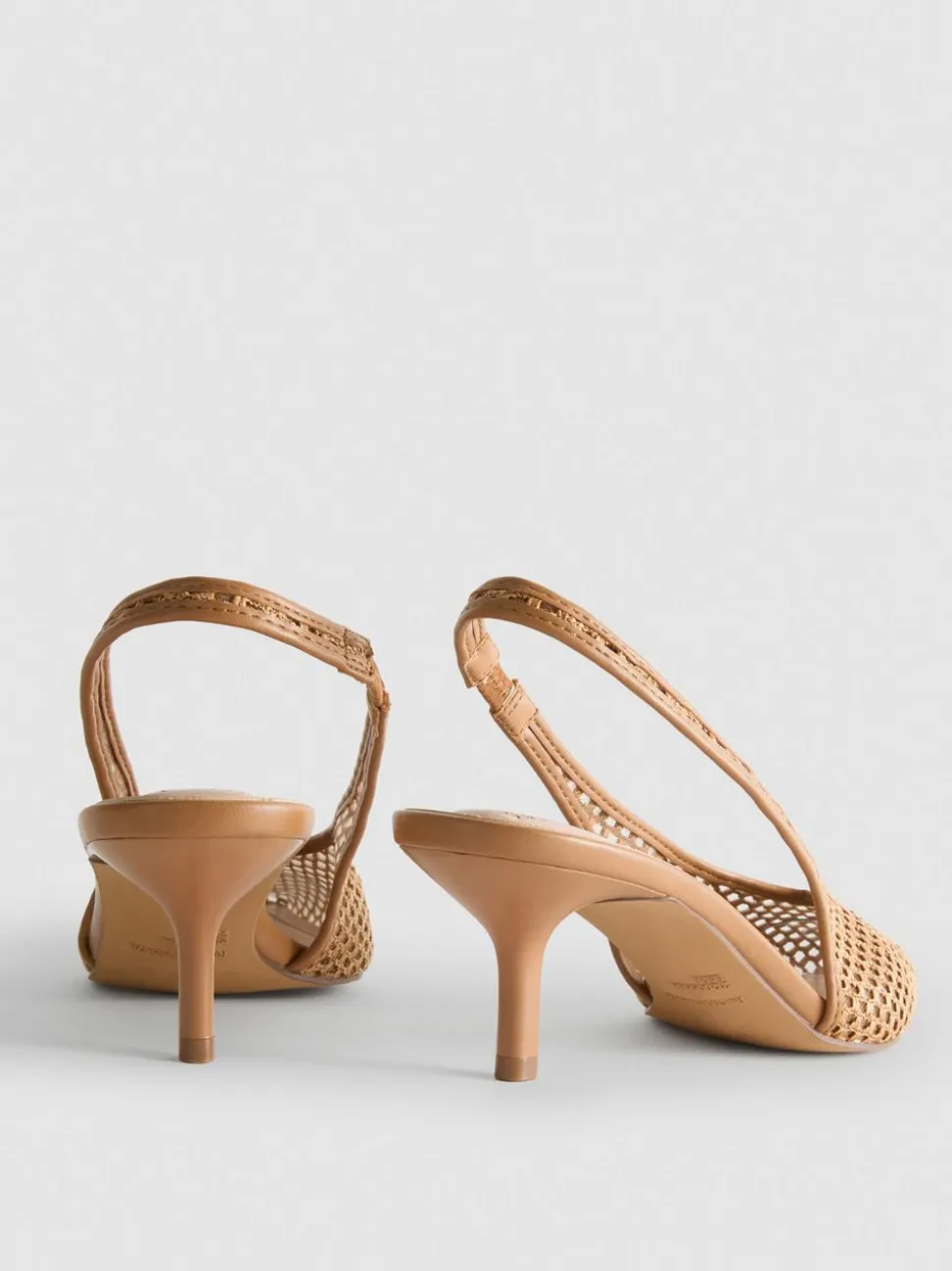 Spitze Pumps aus gewebtem Netzstoff