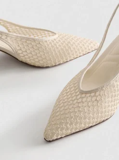 Spitze Pumps aus gewebtem Netzstoff