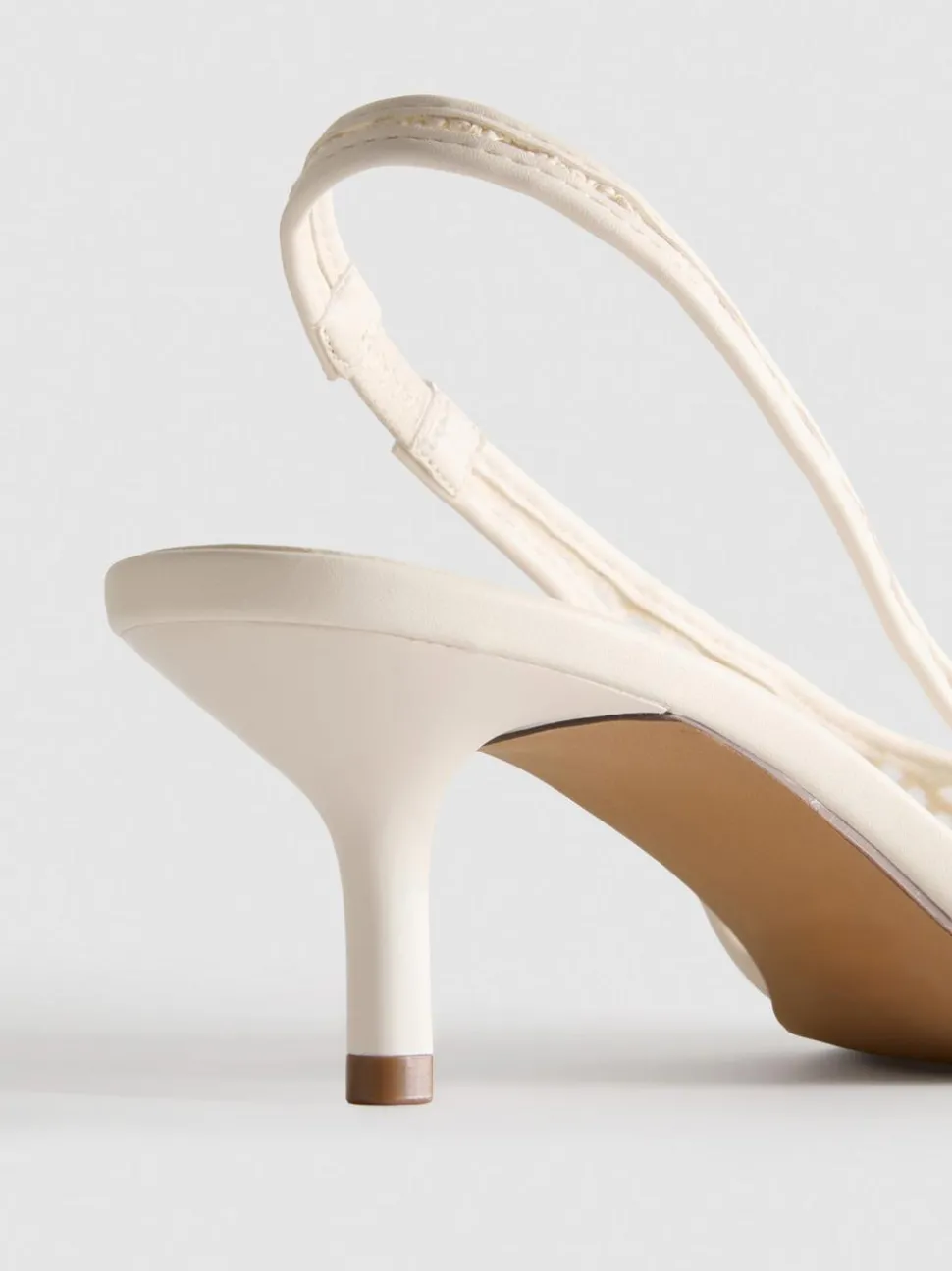 Spitze Pumps aus gewebtem Netzstoff