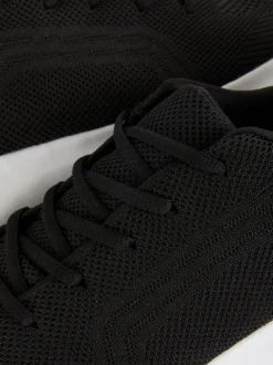 Sportliche Sneaker mit Schnürsenkeln