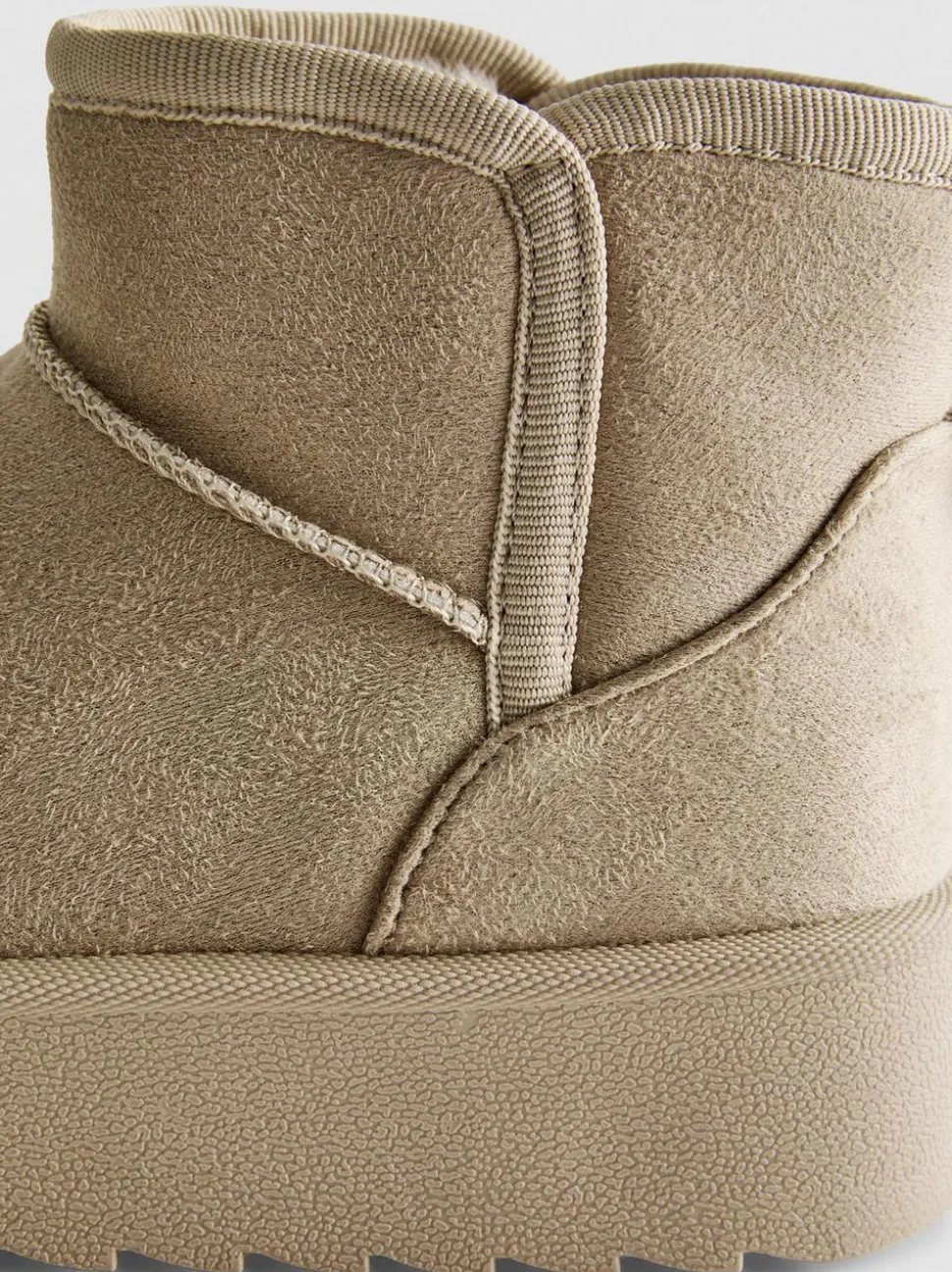 Stiefeletten mit großer Sohle