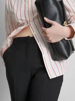 Stretchhose mit mittlerer Leibhöhe und Bügelfalten