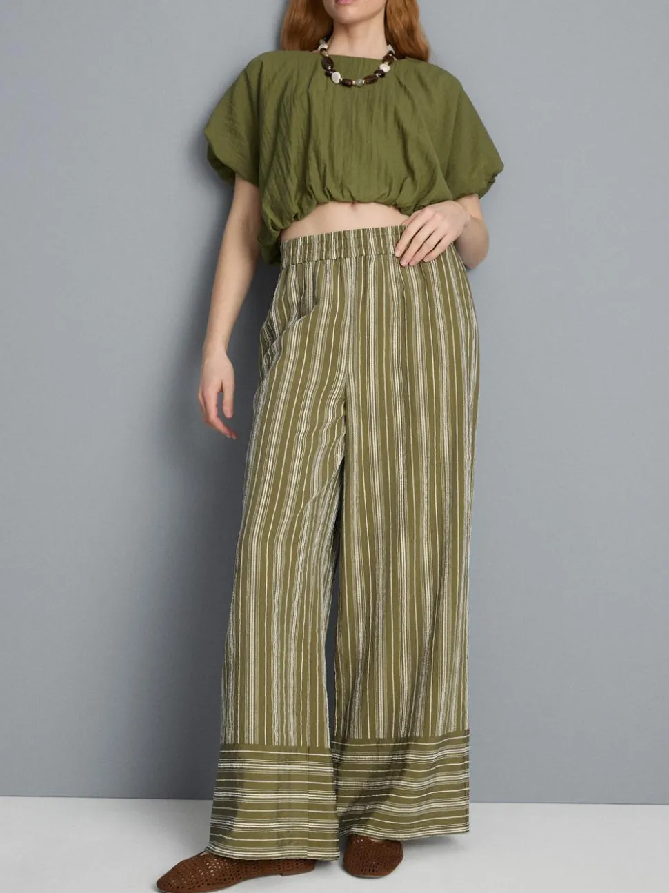 Strukturierte, gestreifte Hose mit weitem Bein