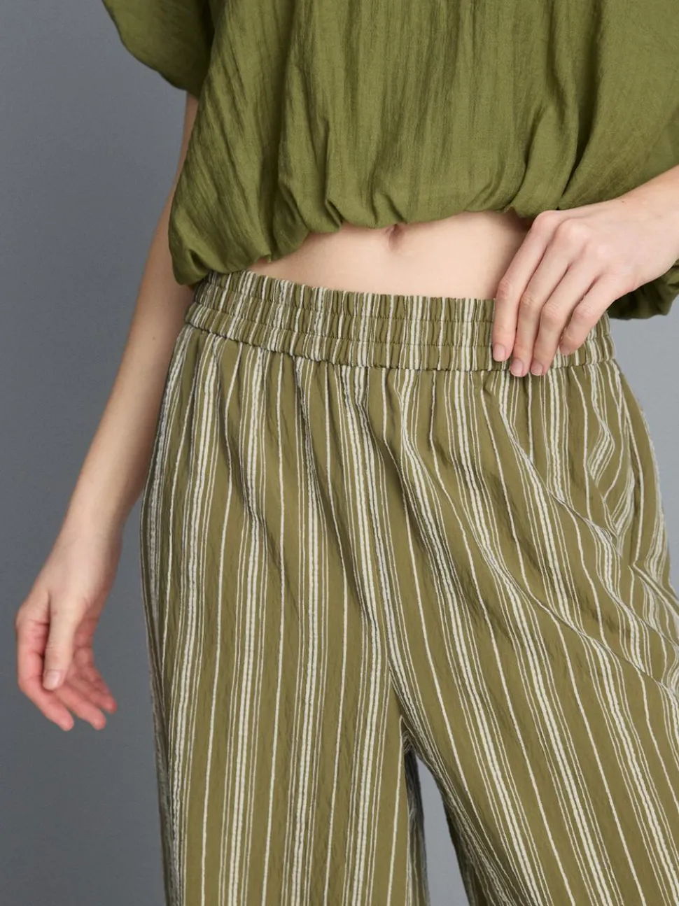 Strukturierte, gestreifte Hose mit weitem Bein