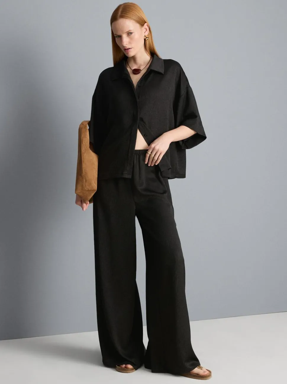 Strukturierte Satinhose mit geradem Bein