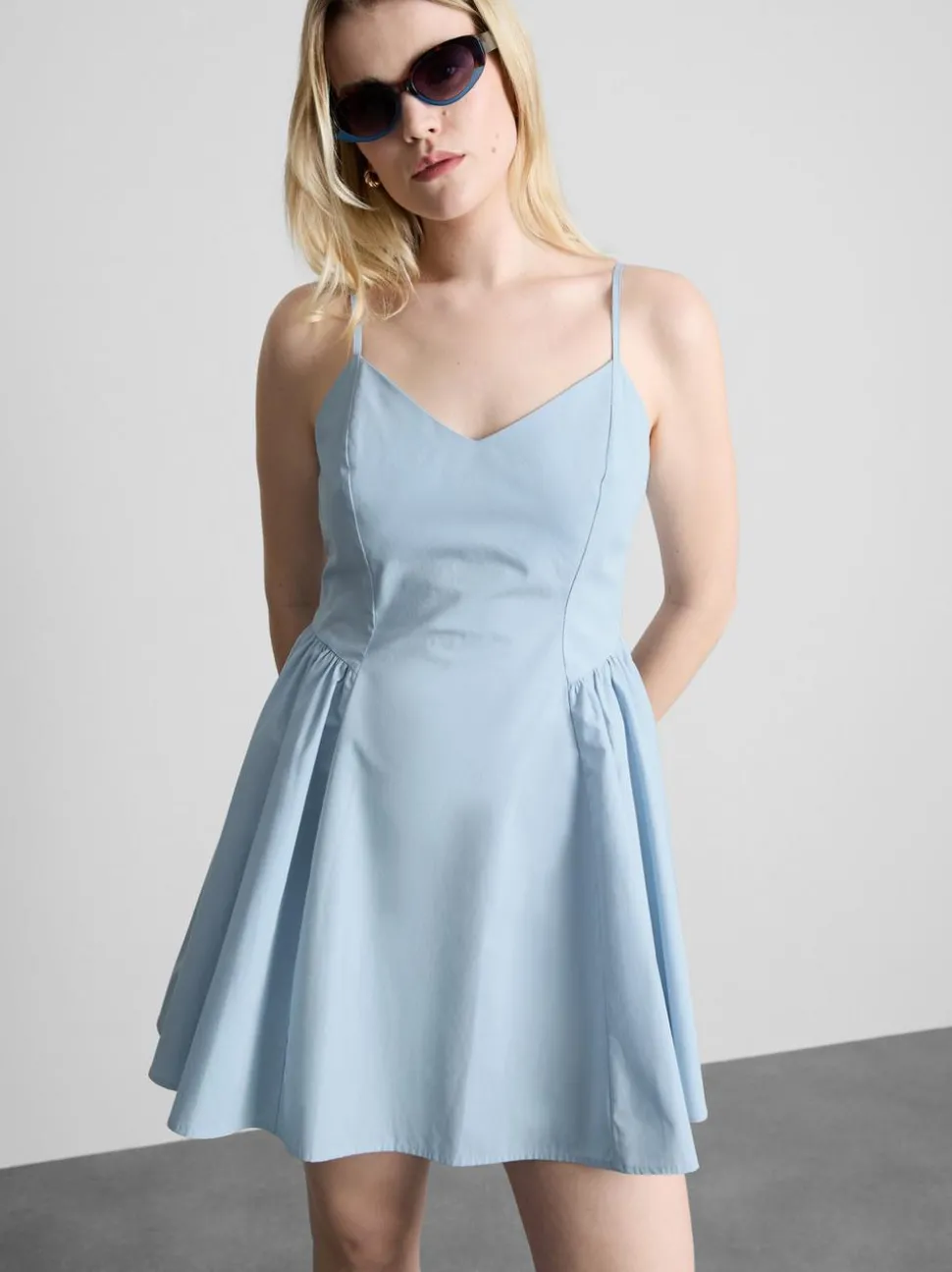 Strukturiertes Minikleid in Korsagen-Optik