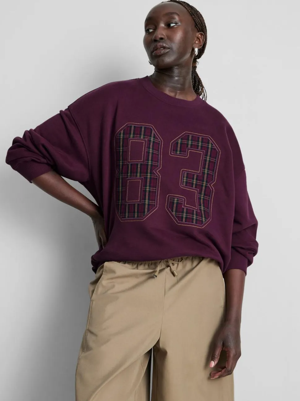 Sweatshirt aus Baumwollmischung mit karierter 83-Stickerei
