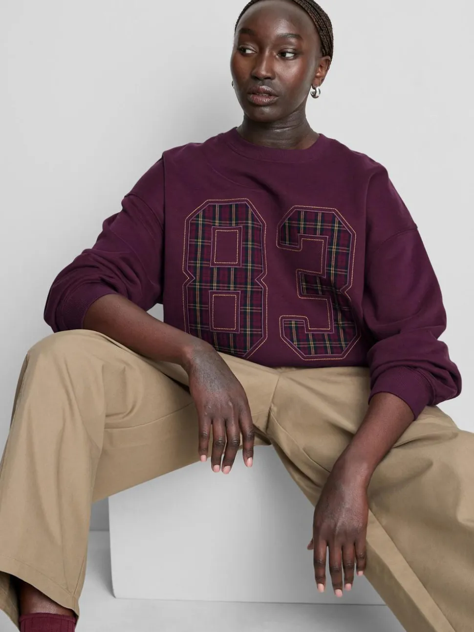 Sweatshirt aus Baumwollmischung mit karierter 83-Stickerei