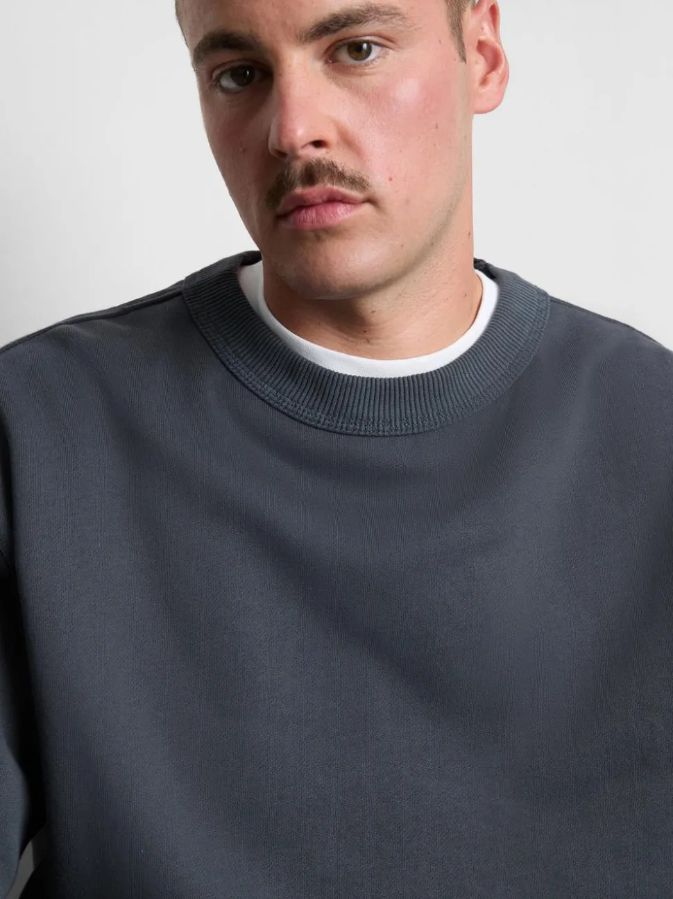 Sweatshirt mit hohem Baumwollanteil und Rundhalsausschnitt