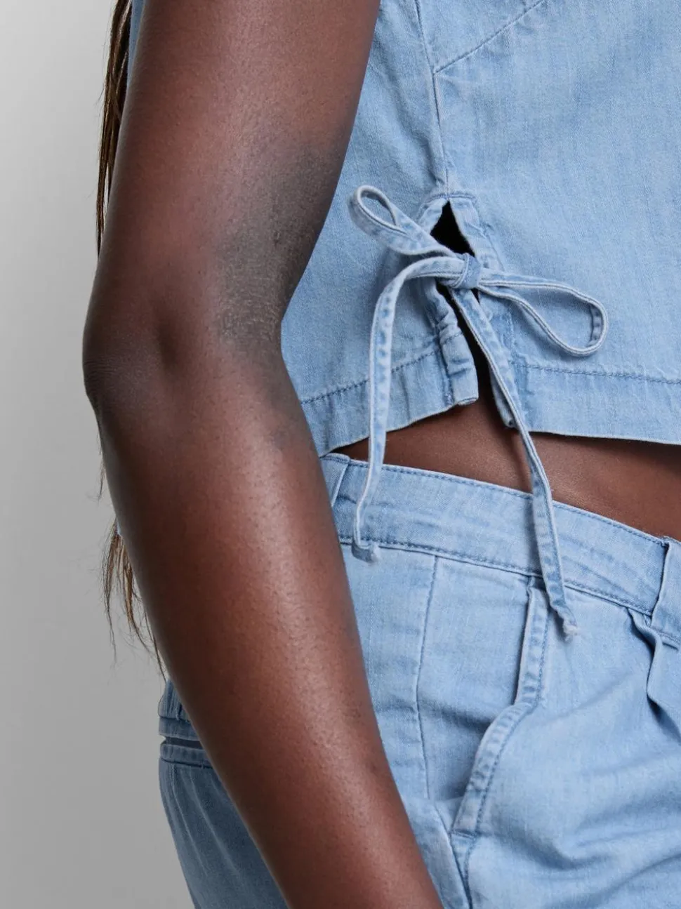 Tanktop aus Baumwoll-Denim mit seitlichen Bindebändern