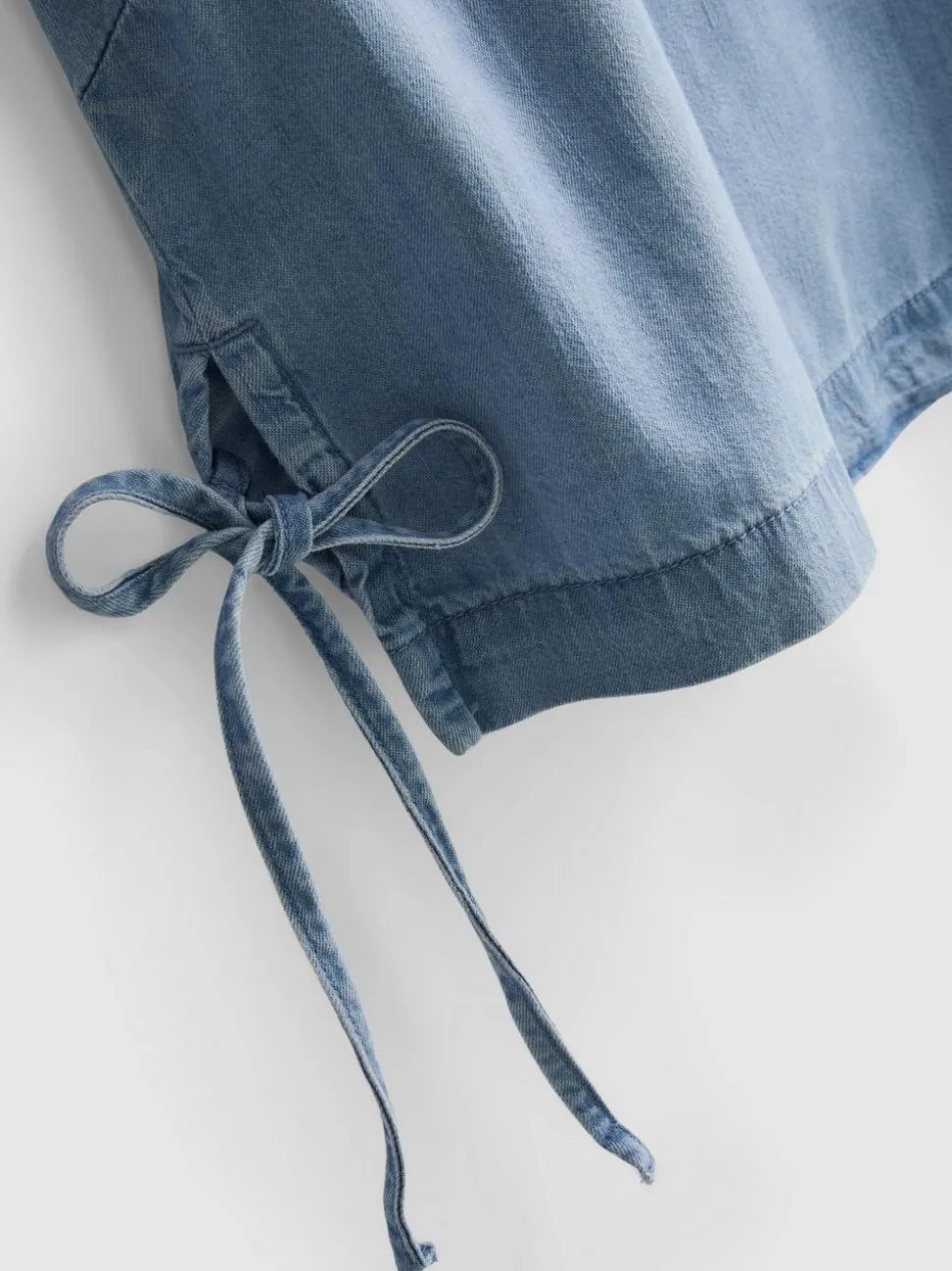 Tanktop aus Baumwoll-Denim mit seitlichen Bindebändern