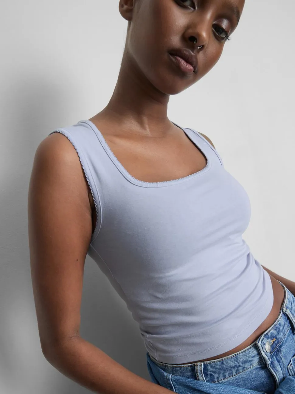 Tanktop mit hohem Baumwollanteil und Bogenkante