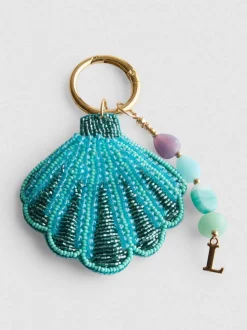 Taschenanhänger mit Muschel und Initiale