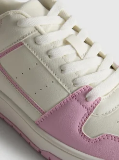 Tennisschuhe in Blockfarben