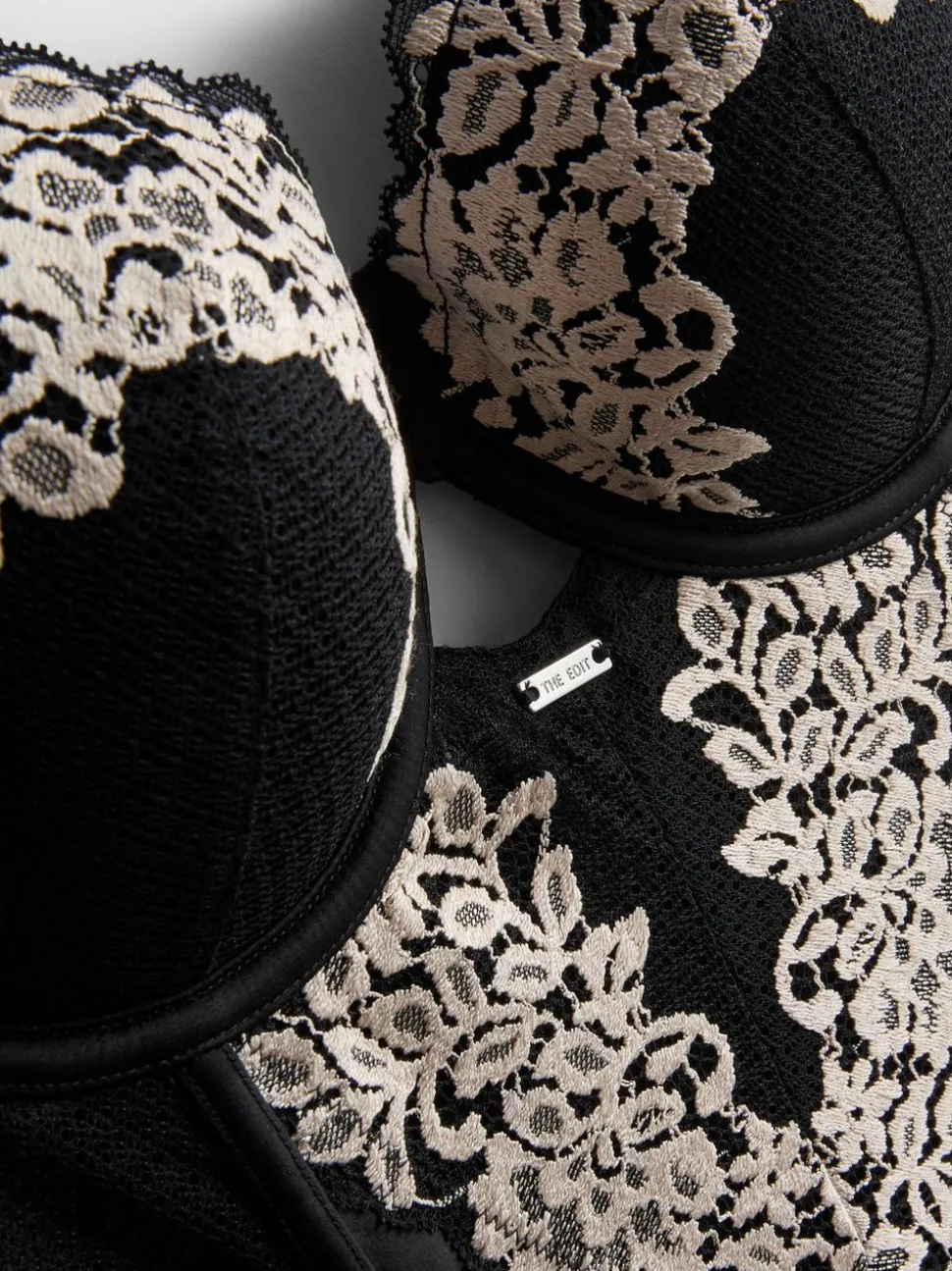„The Edit“ Body mit floraler Spitze