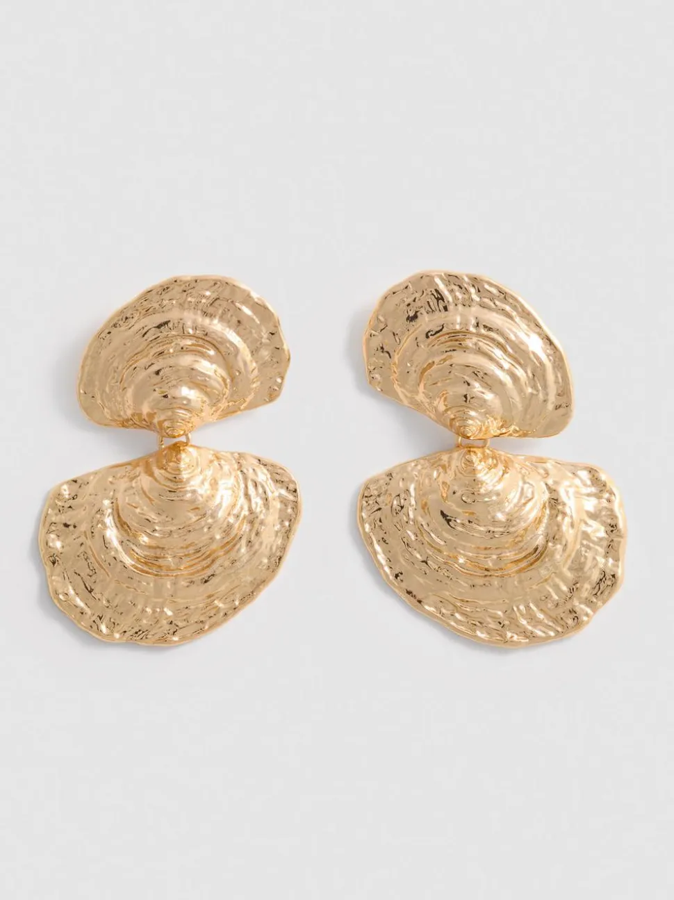 „The Edit“ Metallic-Hängeohrringe im Muscheldesign