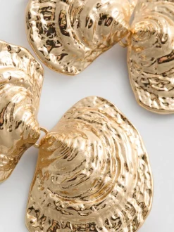 „The Edit“ Metallic-Hängeohrringe im Muscheldesign