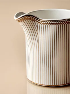 „The Edit“ Milchkrug im Art déco-Design