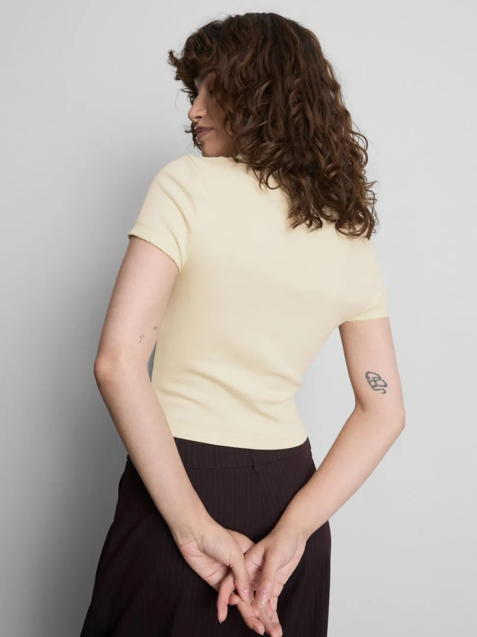 The Primark Scene | Baby Tee mit hohem Baumwollanteil und Stickerei