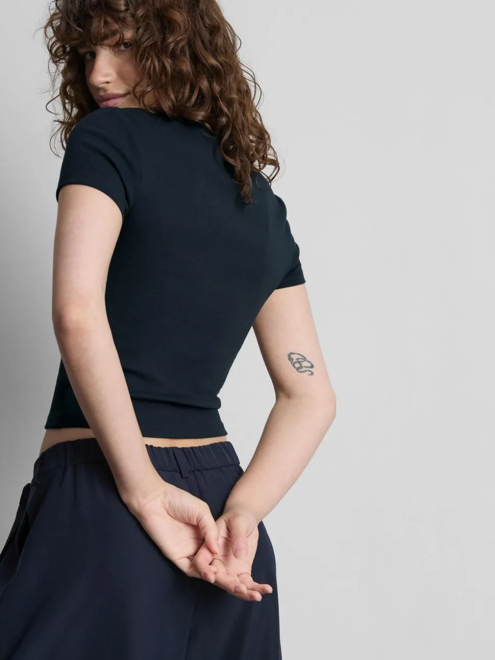 The Primark Scene | Baby-T-Shirt mit hohem Baumwollanteil und V-Ausschnitt