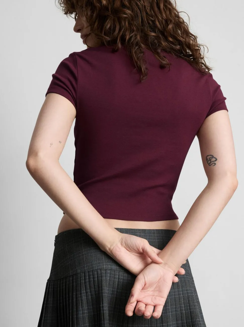 The Primark Scene | Baby-T-Shirt mit hohem Baumwollanteil und V-Ausschnitt