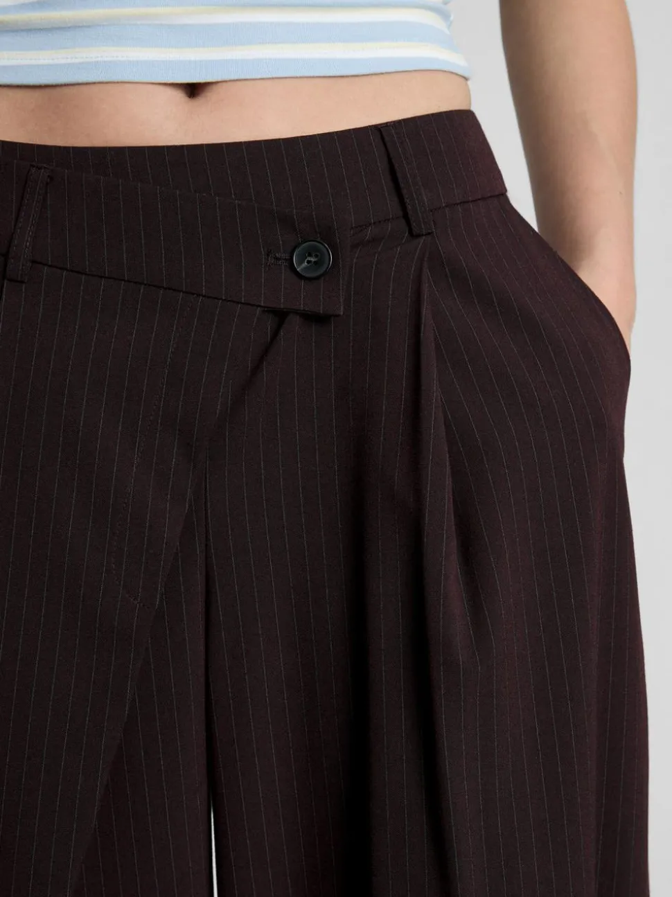 The Primark Scene | Hose mit Nadelstreifen und asymmetrischem Bund