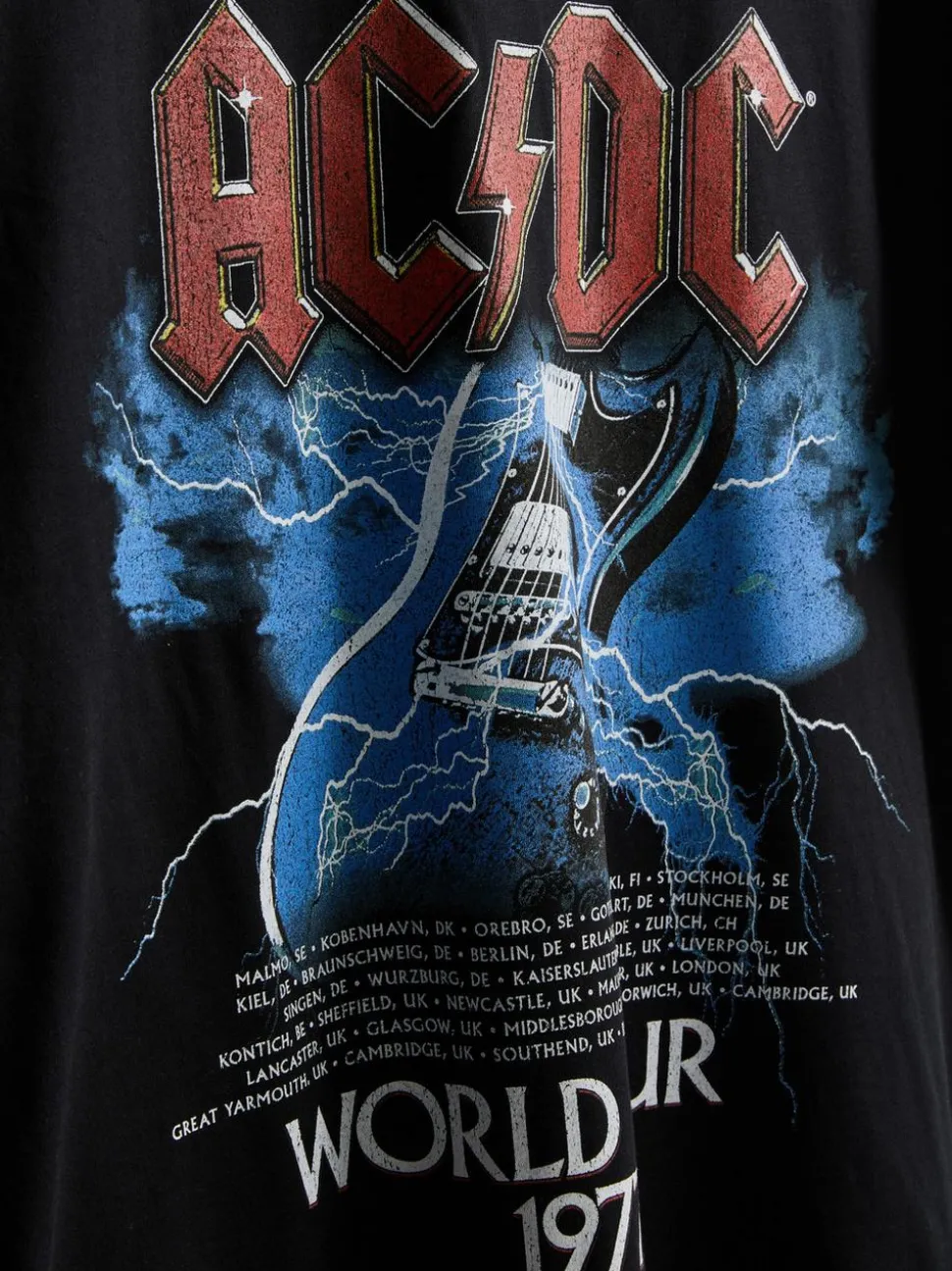 T-Shirt mit „AC/DC“ Grafik
