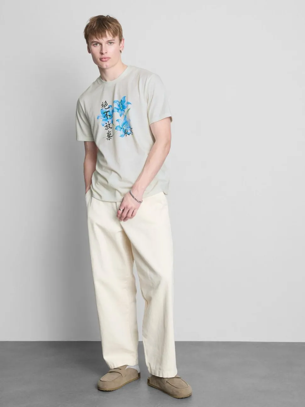 T-Shirt mit Grafik und Blumenmotiv