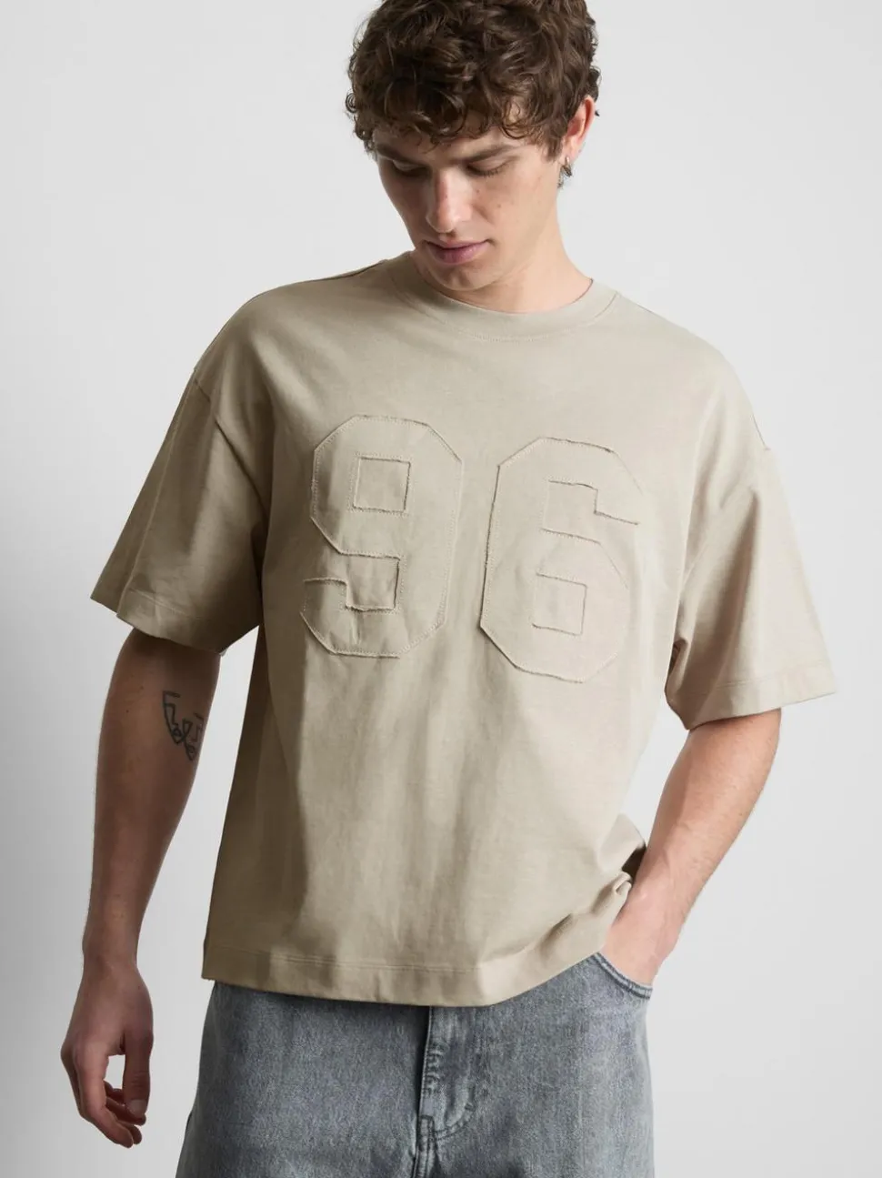 T-Shirt mit Nummernapplikation