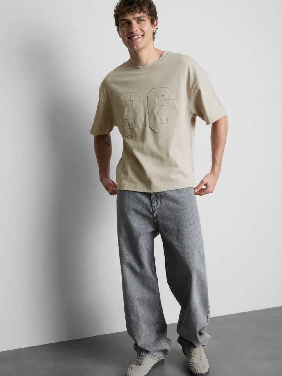 T-Shirt mit Nummernapplikation