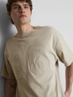 T-Shirt mit Nummernapplikation