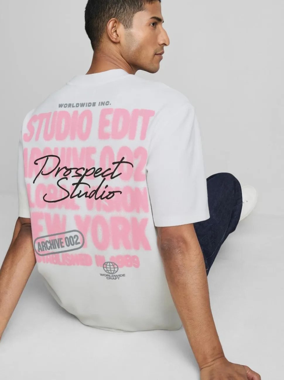 T-Shirt mit „Prospect Studio“ Grafik
