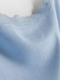 T-Shirt mit Spitzenbesatz und hohem Baumwollanteil