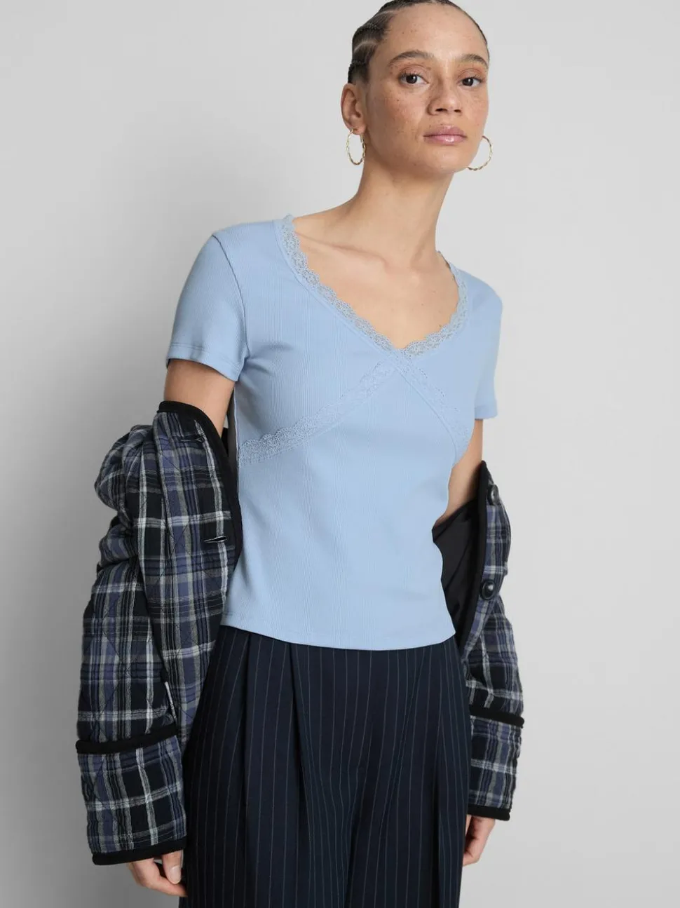T-Shirt mit Spitzenbesatz und hohem Baumwollanteil