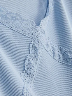 T-Shirt mit Spitzenbesatz und hohem Baumwollanteil