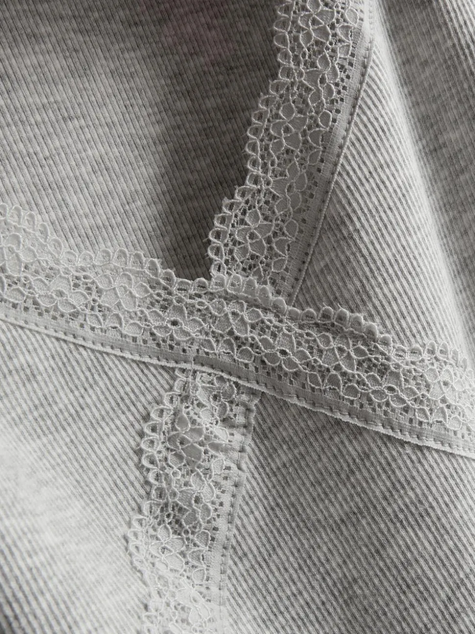 T-Shirt mit Spitzenbesatz und hohem Baumwollanteil