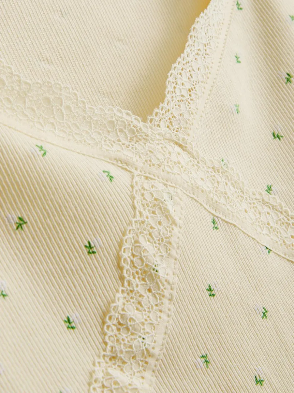 T-Shirt mit Spitzenbesatz und hohem Baumwollanteil