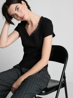 T-Shirt mit Spitzenbesatz und hohem Baumwollanteil