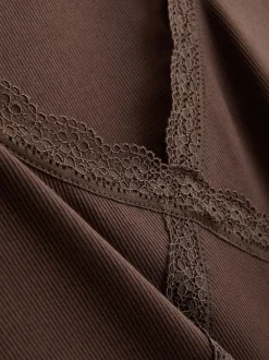 T-Shirt mit Spitzenbesatz und hohem Baumwollanteil