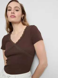 T-Shirt mit Spitzenbesatz und hohem Baumwollanteil