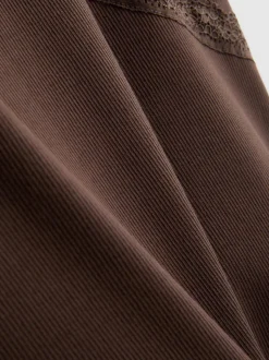 T-Shirt mit Spitzenbesatz und hohem Baumwollanteil