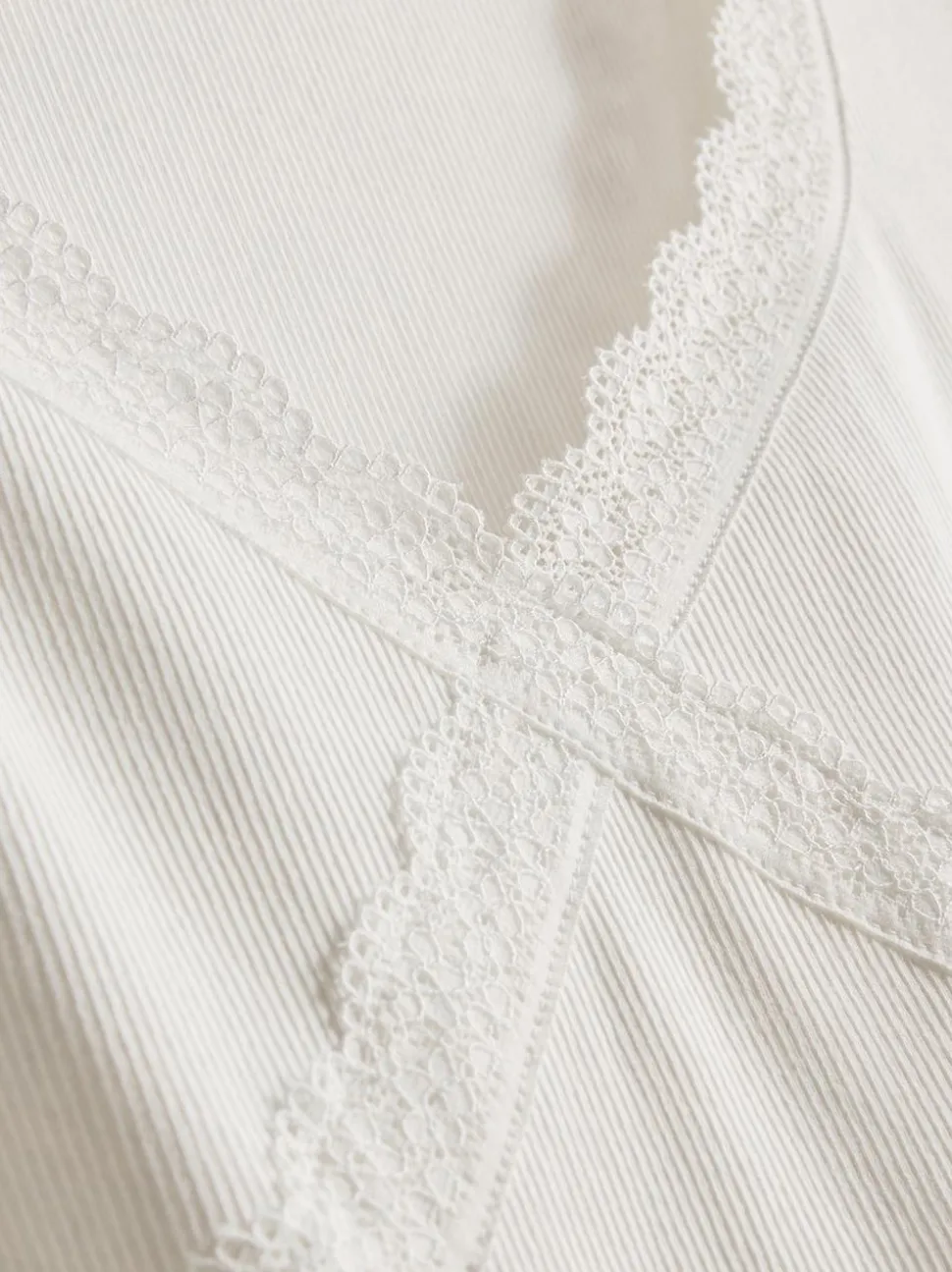 T-Shirt mit Spitzenbesatz und hohem Baumwollanteil