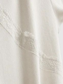 T-Shirt mit Spitzenbesatz und hohem Baumwollanteil