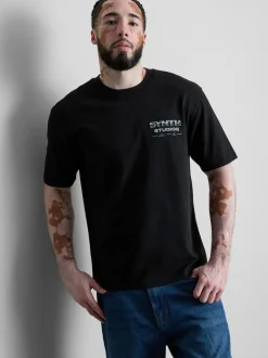 T-Shirt mit „Synth Studios“ Grafik